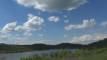 Oblaci, jezero, polja i usamljena strašila